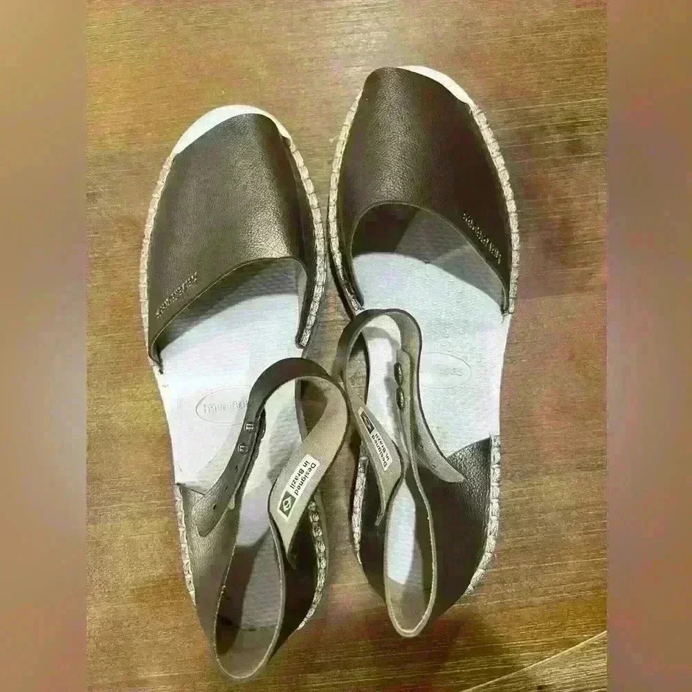 Gold and white Havaianas